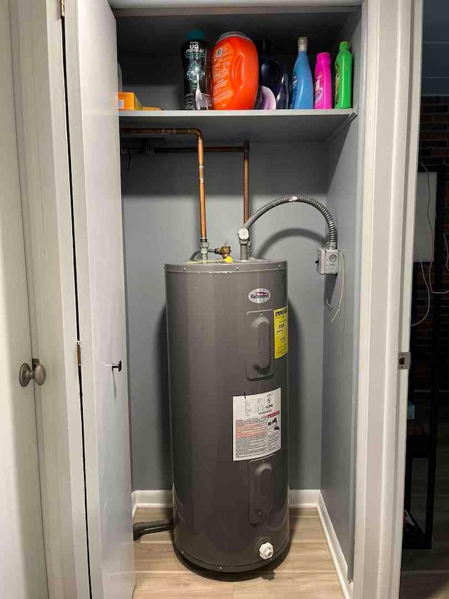 900 S River Rd Unit 3A, Des Plaines, IL 60016 - utilities with water heater