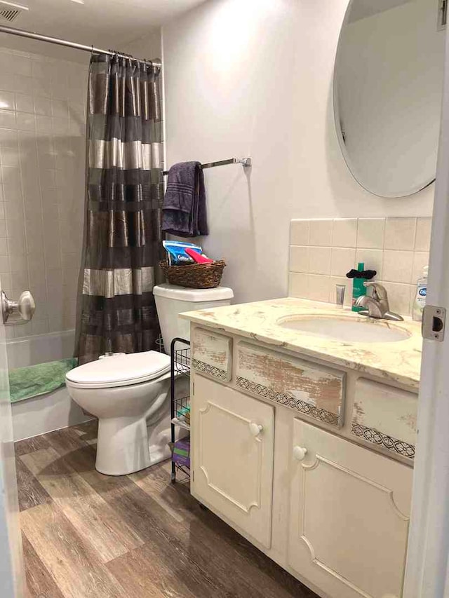 900 S River Rd Unit 3A, Des Plaines, IL 60016 - bathroom featuring wood finished floors, vanity, a shower with shower curtain, and backsplash