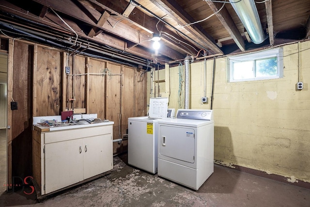 305 W 3rd St, Streator, IL 61364 - laundry area with washer and clothes dryer