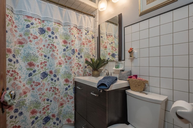 4018 N Maplewood Ave, Chicago, IL 60618 - full bathroom with vanity, tile walls, and curtained shower