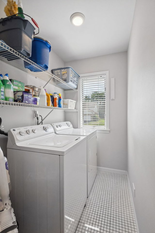 1923 N Carlyle Pl, Arlington Heights, IL 60004 - laundry area with washing machine and dryer and baseboards