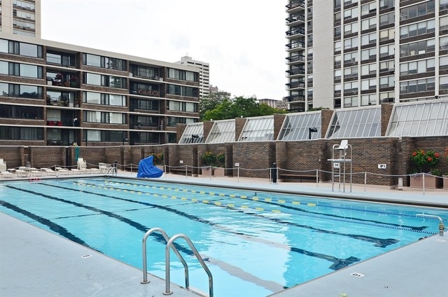1560 N Sandburg Ter Unit 915, Chicago, IL 60610 - view of community pool