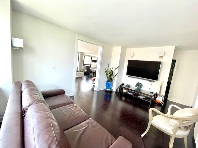 2800 N Lake Shore Dr Unit 1417, Chicago, IL 60657 - living room with wood finished floors