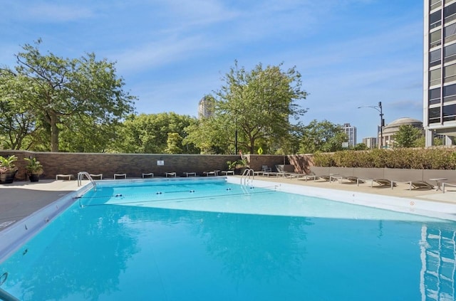 2800 N Lake Shore Dr Unit 1417, Chicago, IL 60657 - view of community pool