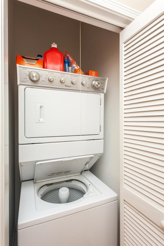 4124 N Kenmore Ave Unit Gs, Chicago, IL 60613 - laundry room with stacked washer and clothes dryer