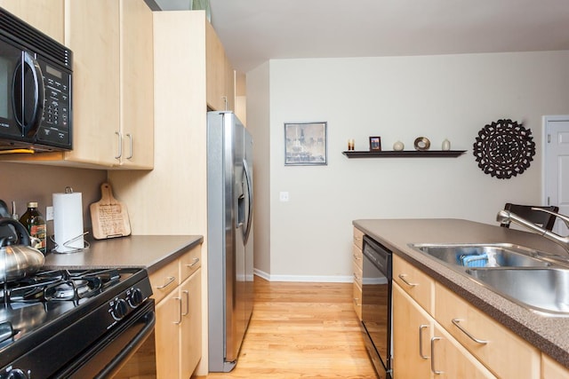 4124 N Kenmore Ave Unit Gs, Chicago, IL 60613 - kitchen featuring black appliances, light brown cabinetry, dark countertops, and light wood-style flooring