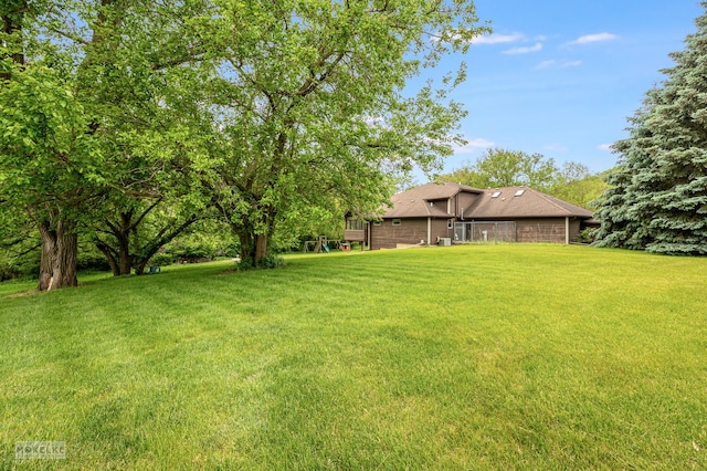 2800 Arbor Ln, Oswego, IL 60543 - view of grassy yard