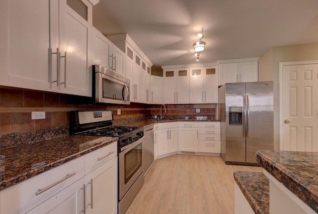 195 Island Ct Unit 195, Schaumburg, IL 60193 - kitchen with appliances with stainless steel finishes, light wood finished floors, decorative backsplash, and white cabinetry