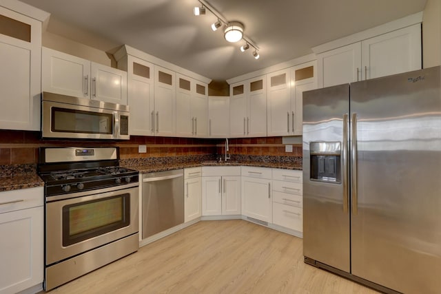 195 Island Ct Unit 195, Schaumburg, IL 60193 - kitchen with appliances with stainless steel finishes, light wood-style floors, white cabinets, and backsplash