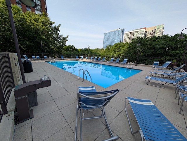 899 S Plymouth Ct Unit 1703, Chicago, IL 60605 - community pool with a patio area