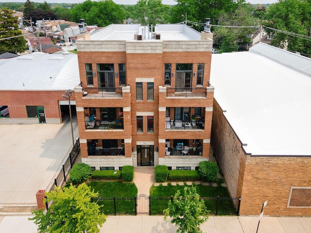 5445 N NW Hwy Unit 3N, Chicago, IL 60630 - view of property featuring a fenced front yard