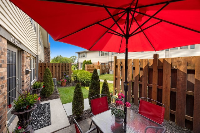 7312 Winthrop Way Unit 11, Downers Grove, IL 60516 - fenced backyard with outdoor dining area and a patio area
