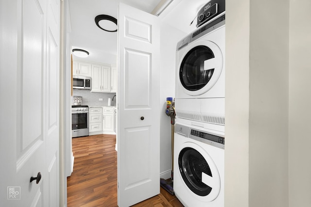 7312 Winthrop Way Unit 11, Downers Grove, IL 60516 - washroom with stacked washer / drying machine and dark wood-style floors