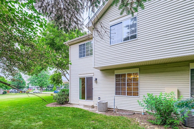 28 W Pheasant Trl Unit 28, Lake In The Hills, IL 60156 - back of house featuring a yard