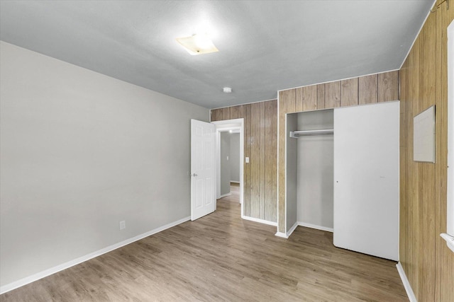 1413 Garden Hills Dr, Champaign, IL 61821 - unfurnished bedroom featuring light wood-style floors and a closet