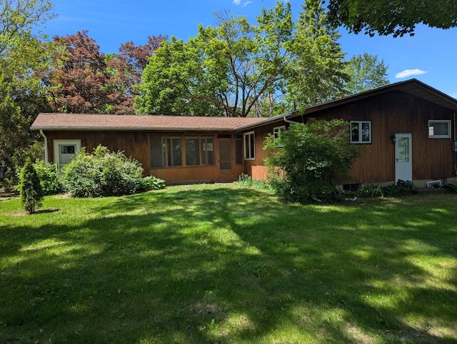 1437 S Plum Ave, Freeport, IL 61032 - view of front of property with a front yard