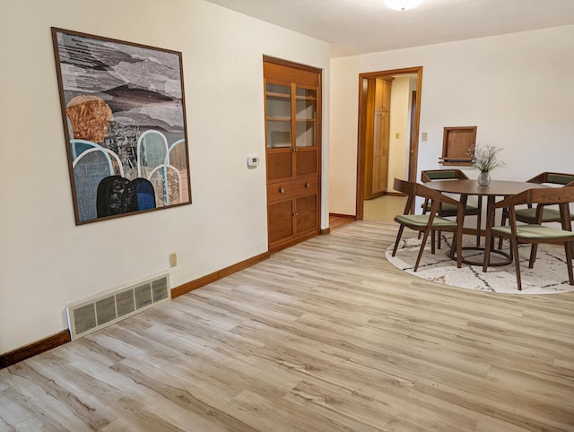 1437 S Plum Ave, Freeport, IL 61032 - dining area with light wood-type flooring and baseboards