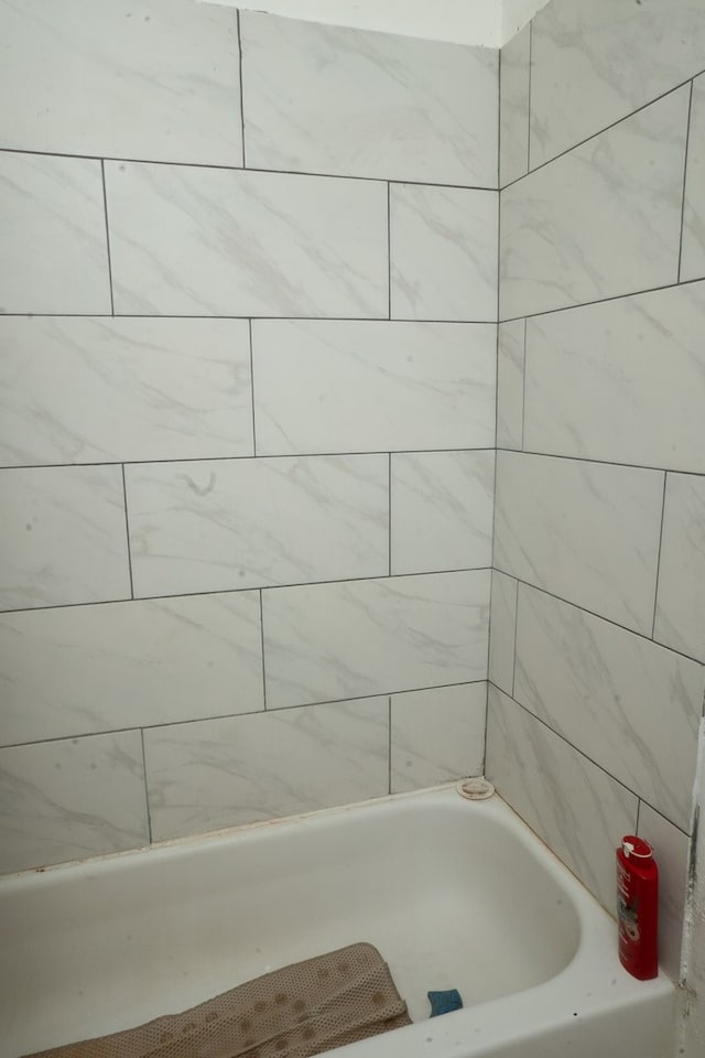 7042 S Carpenter St, Chicago, IL 60621 - full bathroom featuring a tub
