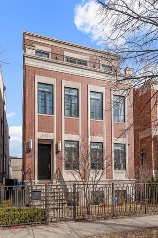 3639 N Wayne Ave, Chicago, IL 60613 - view of property featuring a fenced front yard