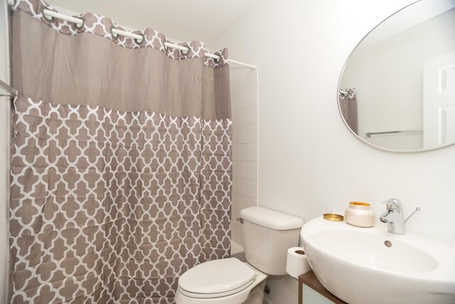 10 Sugar Creek Ct, Lake In The Hills, IL 60156 - bathroom with a shower with curtain and vanity