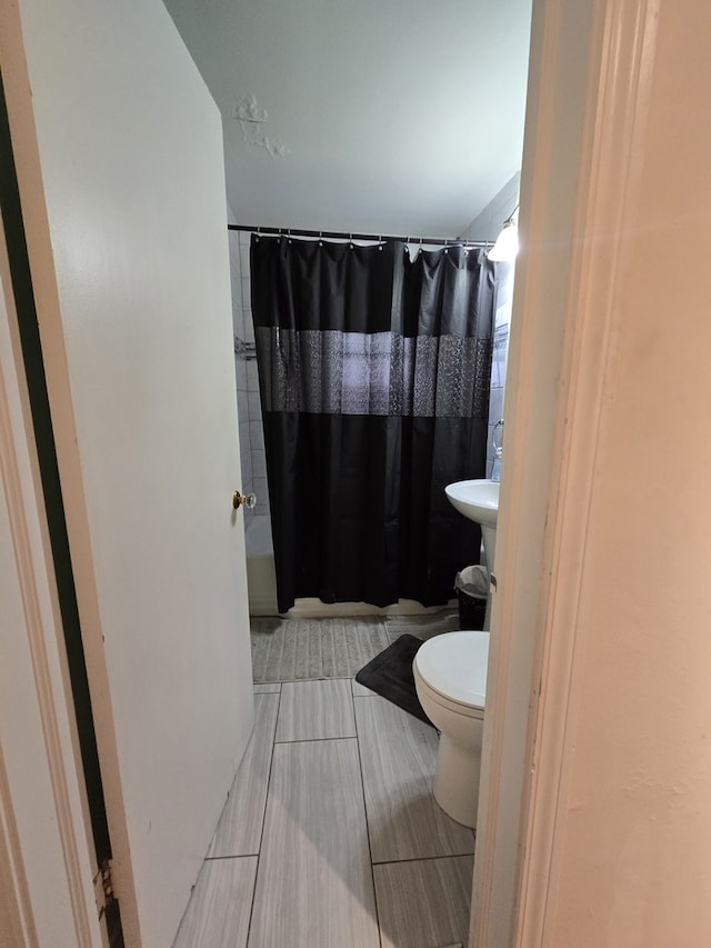 1007 S Oak Park Ave Unit E, Oak Park, IL 60304 - bathroom with toilet and shower / bath combo with shower curtain