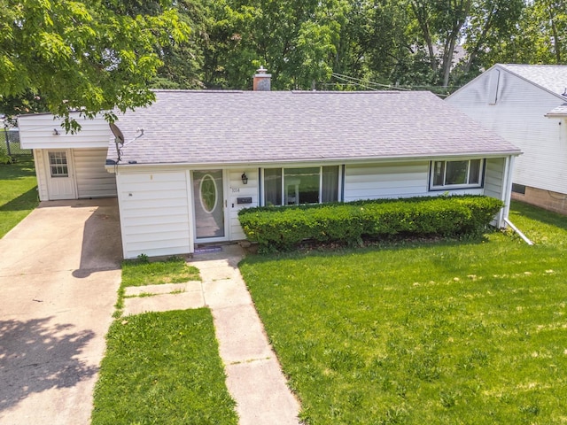 1014 N Main St, Pontiac, IL 61764 - view of front facade featuring a shingled roof, driveway, and a front yard