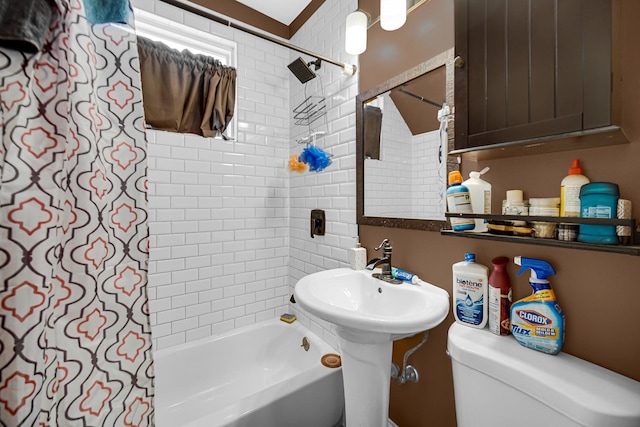 4125 W School St, Chicago, IL 60641 - full bath featuring shower / tub combo with curtain and toilet
