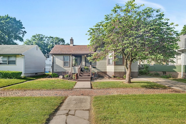 607 E Bridge St, Streator, IL 61364 - bungalow-style house with a chimney and a front lawn