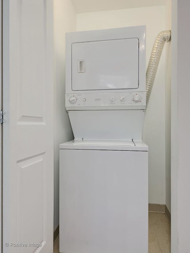 900 N Kingsbury St Unit 967, Chicago, IL 60610 - laundry area with stacked washer / drying machine and baseboards