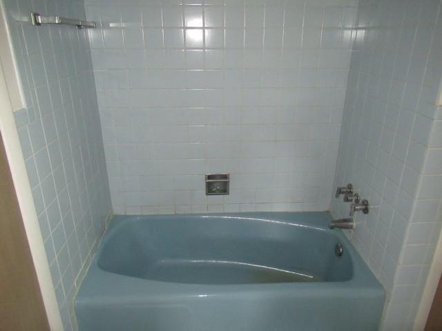 3636 Elm Ct, Flossmoor, IL 60422 - bathroom with washtub / shower combination