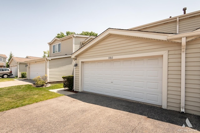 780 Buckingham Ct, Hoffman Estates, IL 60169 - garage with driveway