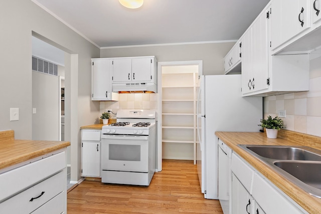 403 Sandalwood Ln Unit C1, Schaumburg, IL 60193 - kitchen with white appliances, under cabinet range hood, backsplash, light wood-style flooring, and ornamental molding
