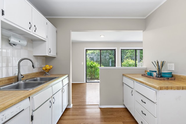 403 Sandalwood Ln Unit C1, Schaumburg, IL 60193 - kitchen featuring white dishwasher, decorative backsplash, wood finished floors, light countertops, and crown molding