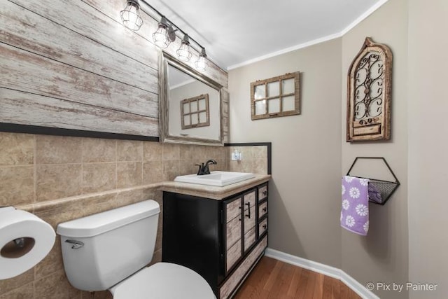 987 Split Rail Dr, Carol Stream, IL 60188 - bathroom with wood finished floors, vanity, backsplash, and ornamental molding