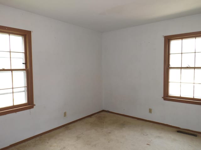 1412 11th Ave, Sterling, IL 61081 - empty room featuring healthy amount of natural light and light carpet