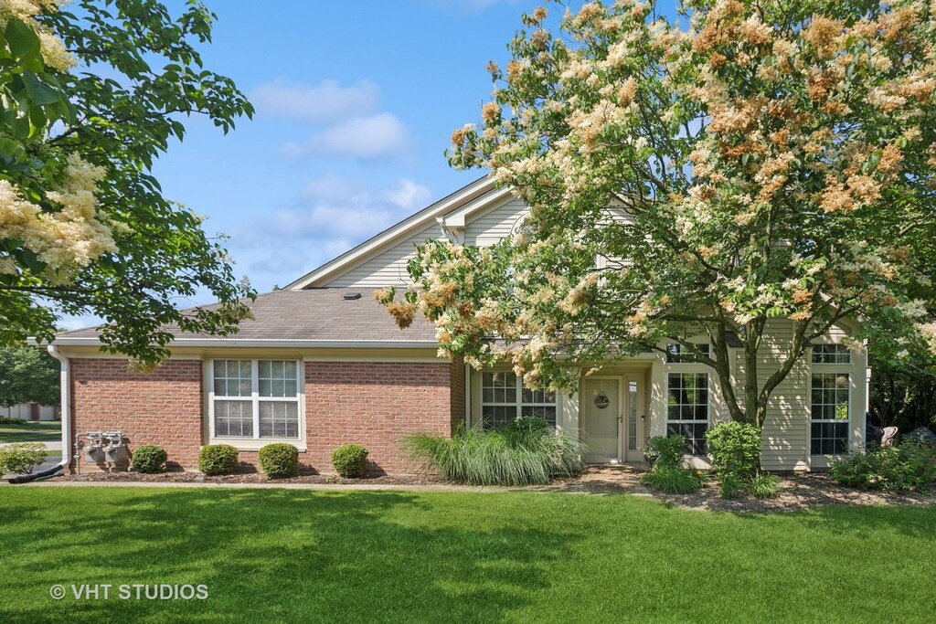 30W020 Mayfair Ct Unit 20, Warrenville, IL 60555 - photo 1