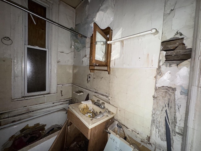 4022 W Carroll Ave, Chicago, IL 60624 - full bath featuring a sink