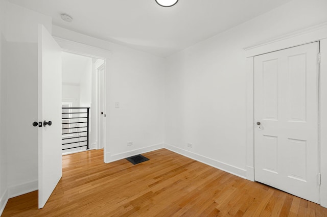 638 S Cuyler Ave, Oak Park, IL 60304 - empty room with light wood-style flooring and a smoke detector
