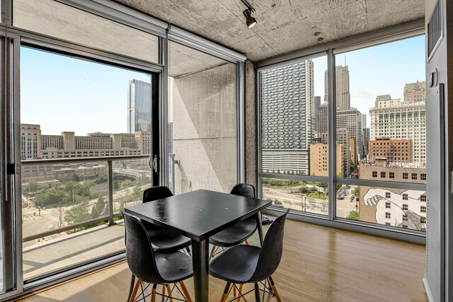 611 S Wells St Unit 1304, Chicago, IL 60607 - sunroom / solarium with a view of skyline and track lighting