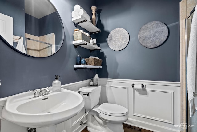 40W379 E Laura Ingalls Wilder Rd, Saint Charles, IL 60175 - bathroom featuring a tile shower and a wainscoted wall