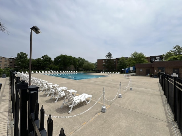900 E Wilmette Rd Unit 411, Palatine, IL 60074 - community pool with a patio