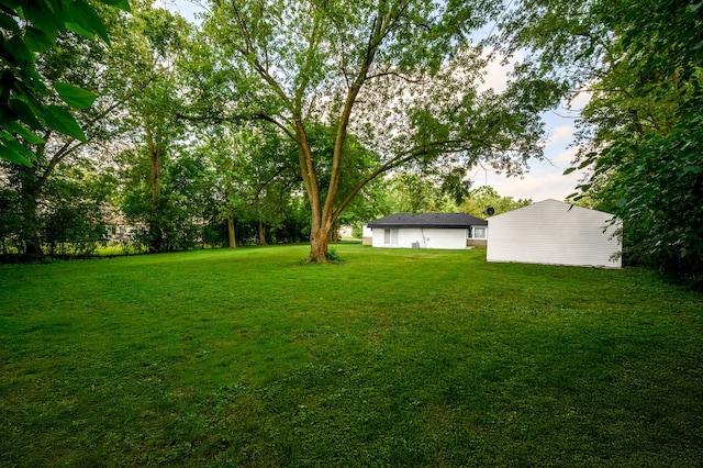 1055 N Bluebonnet Ln, Hoffman Estates, IL 60169 - view of grassy yard