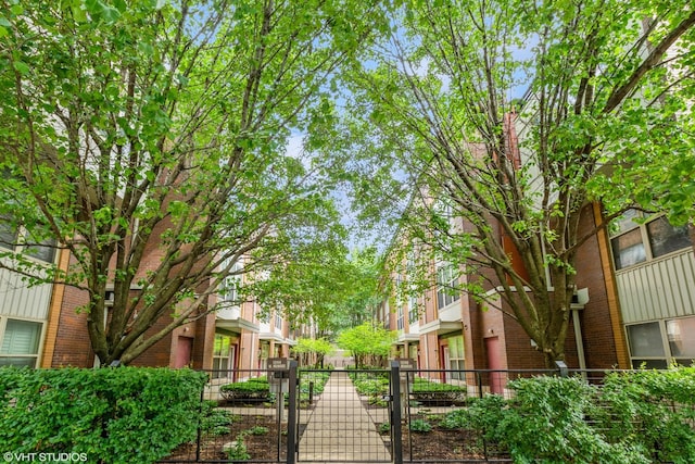 1240 W Monroe St Unit 7, Chicago, IL 60607 - surrounding community with a gate and a residential view