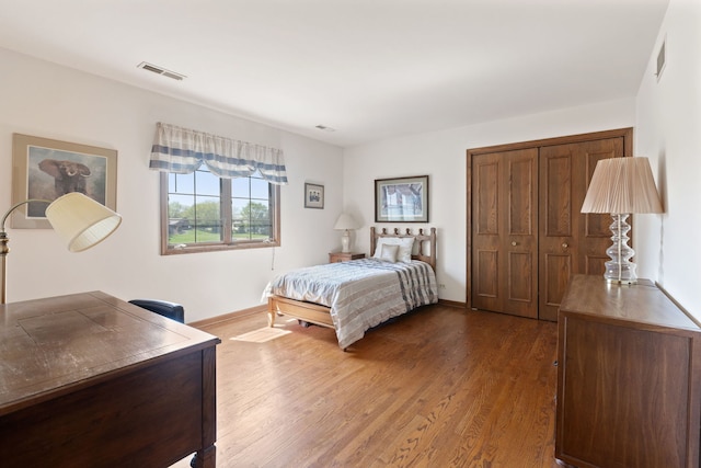 10 Shoreside Dr, South Barrington, IL 60010 - bedroom featuring dark wood-style flooring, a desk, and a closet