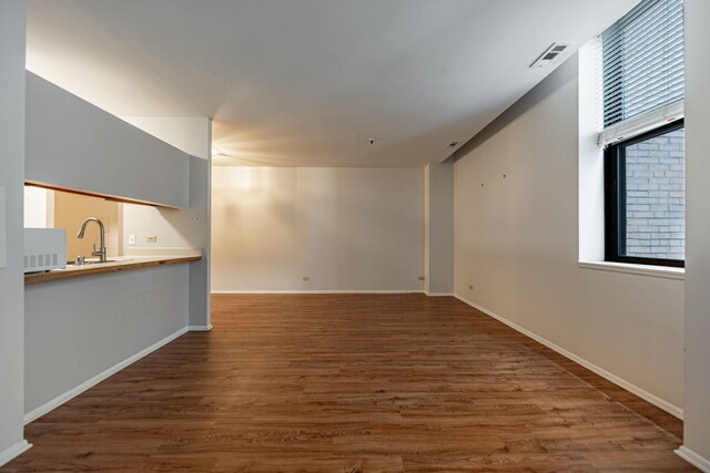 680 S Federal St Unit 409, Chicago, IL 60605 - unfurnished living room featuring wood finished floors and a sink