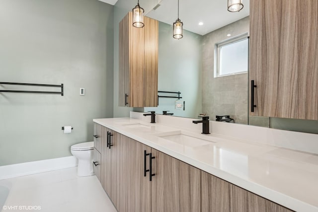 4535 S Evans Ave, Chicago, IL 60653 - full bath with double vanity and toilet