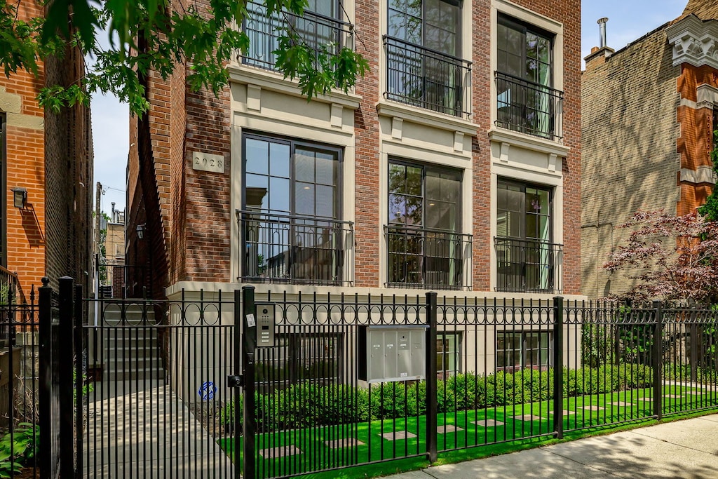 2028 N Sheffield Ave Unit 1, Chicago, IL 60614 - property entrance featuring brick siding