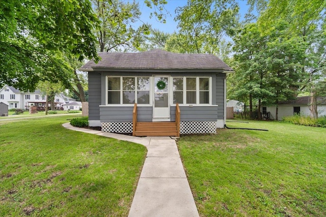 605 W 2nd N St, Wenona, IL 61377 - bungalow-style home with entry steps, a front yard, and roof with shingles