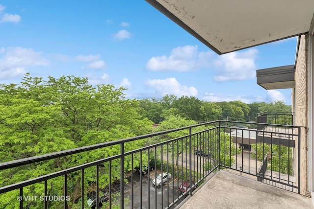 424 Park Ave Unit 604, River Forest, IL 60305 - balcony featuring a forest view
