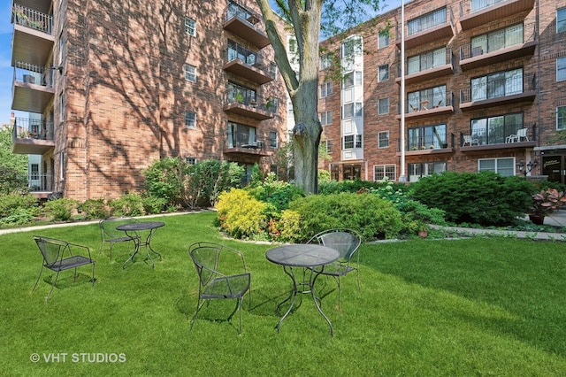 1503 Oak Ave Unit 312, Evanston, IL 60201 - view of property's community featuring a lawn